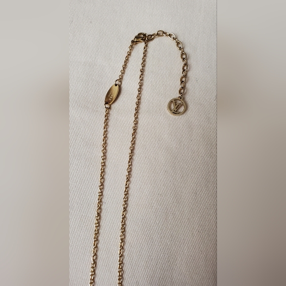 LOUIS VUITTON ESSENTIAL V NECKLACE - Picture 10 of 16